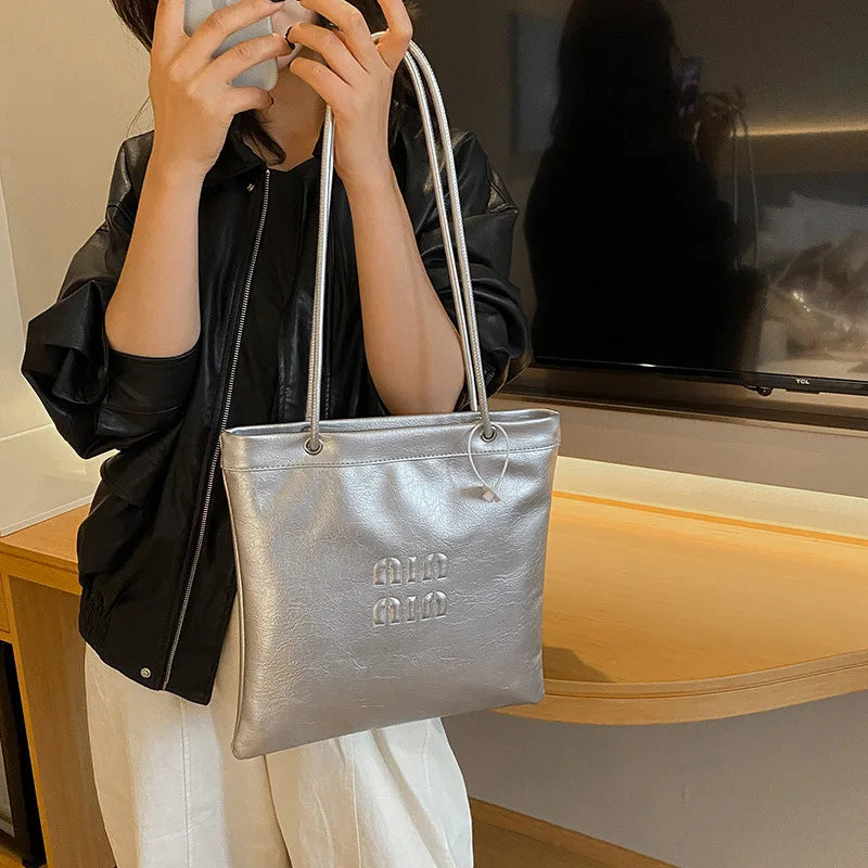 High - End and Stylish Large - Capacity Commuting Bags for Women. Casual, Fashionable, Versatile Shoulder Bags and Tote Bags