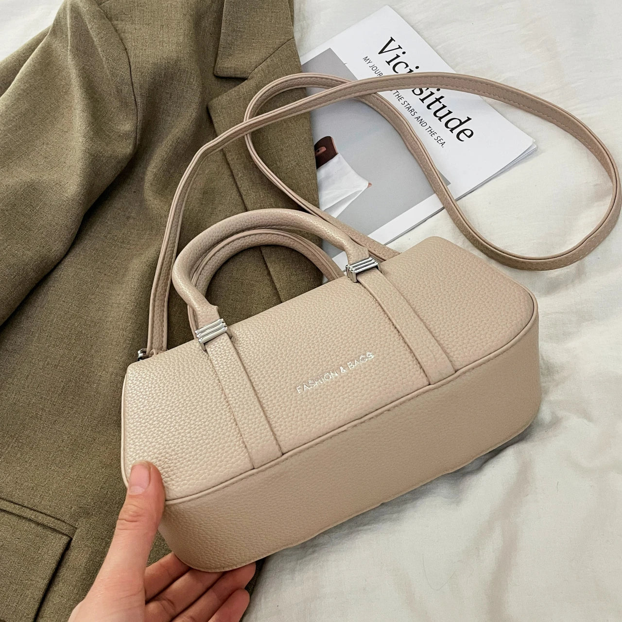Women handbags. Exquisite portable Boston bag female 2025 new fashion high-grade messenger bag leisure bowling bucket bag