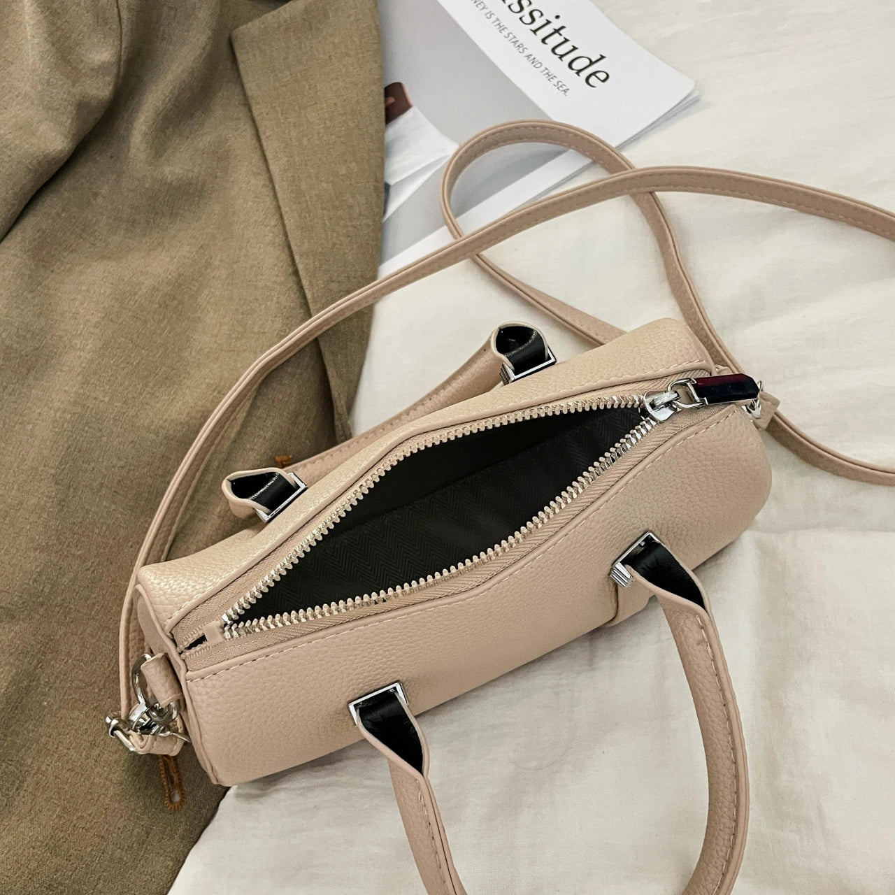 Women handbags. Exquisite portable Boston bag female 2025 new fashion high-grade messenger bag leisure bowling bucket bag